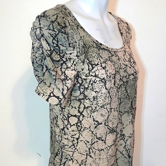 a.n.a Scoop Neck Animal‎ Print Top with Ruched Sleeves - Picture 2 of 7